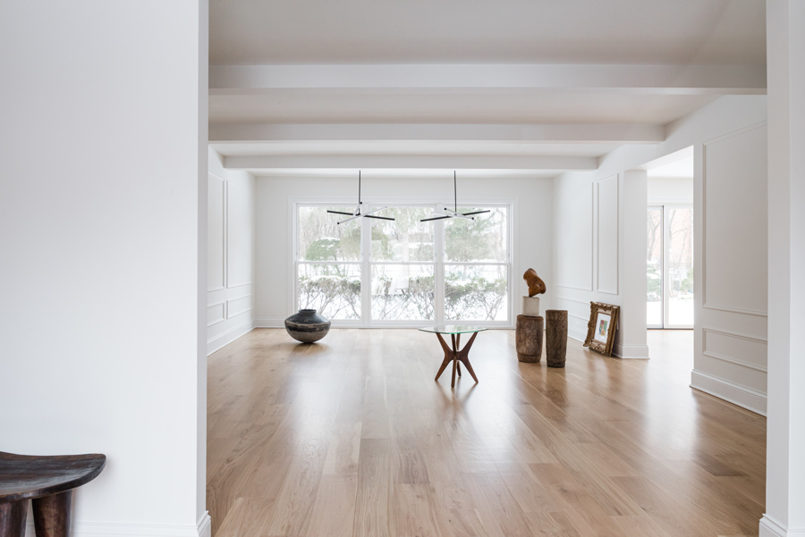 Almost empty room, with big window and white walls